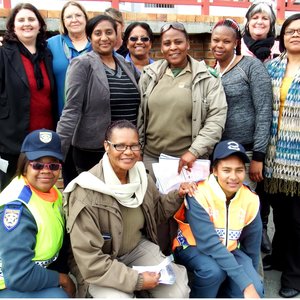 Die groep polisievroue tydens ‘n vriendelike vroue-padblokkade vir Vrouemaand, met Kapt Gerda Groenewald wat elders besig was 